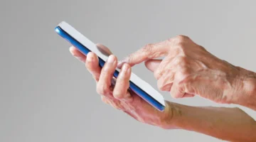 كيف غيّر التواصل مع العائلة اهتمام كبار السن بالتطبيقات الذكية؟